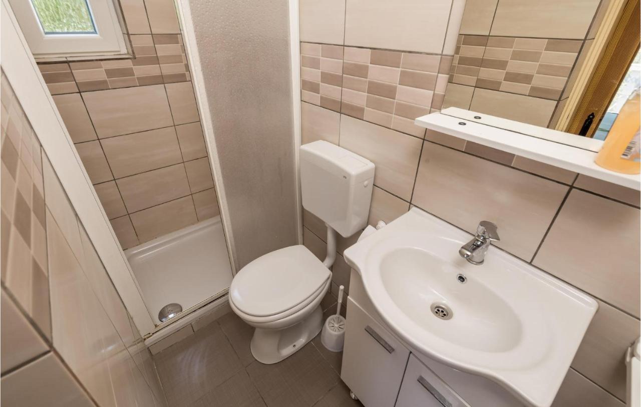 1 Bedroom Amazing Apartment In Kampor Extérieur photo