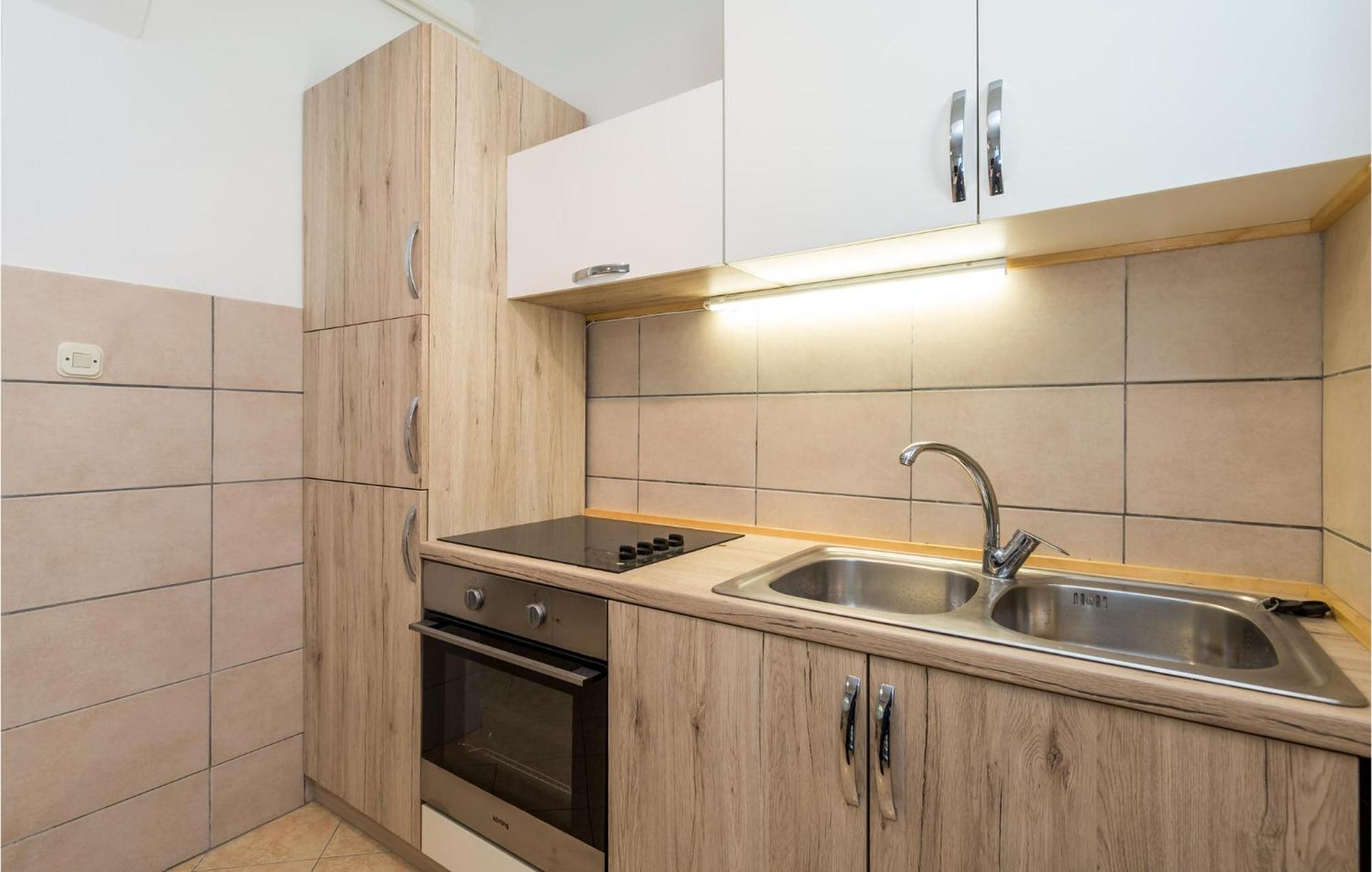 1 Bedroom Amazing Apartment In Kampor Extérieur photo