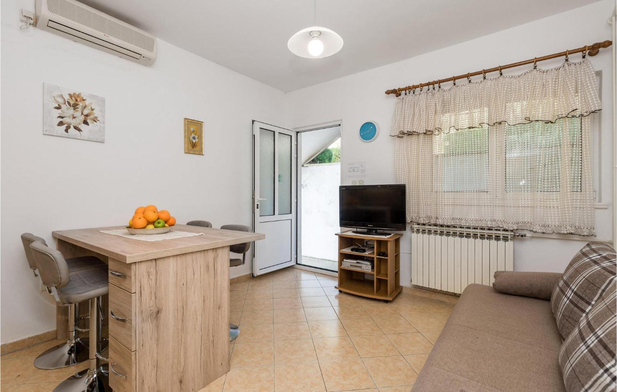 1 Bedroom Amazing Apartment In Kampor Extérieur photo