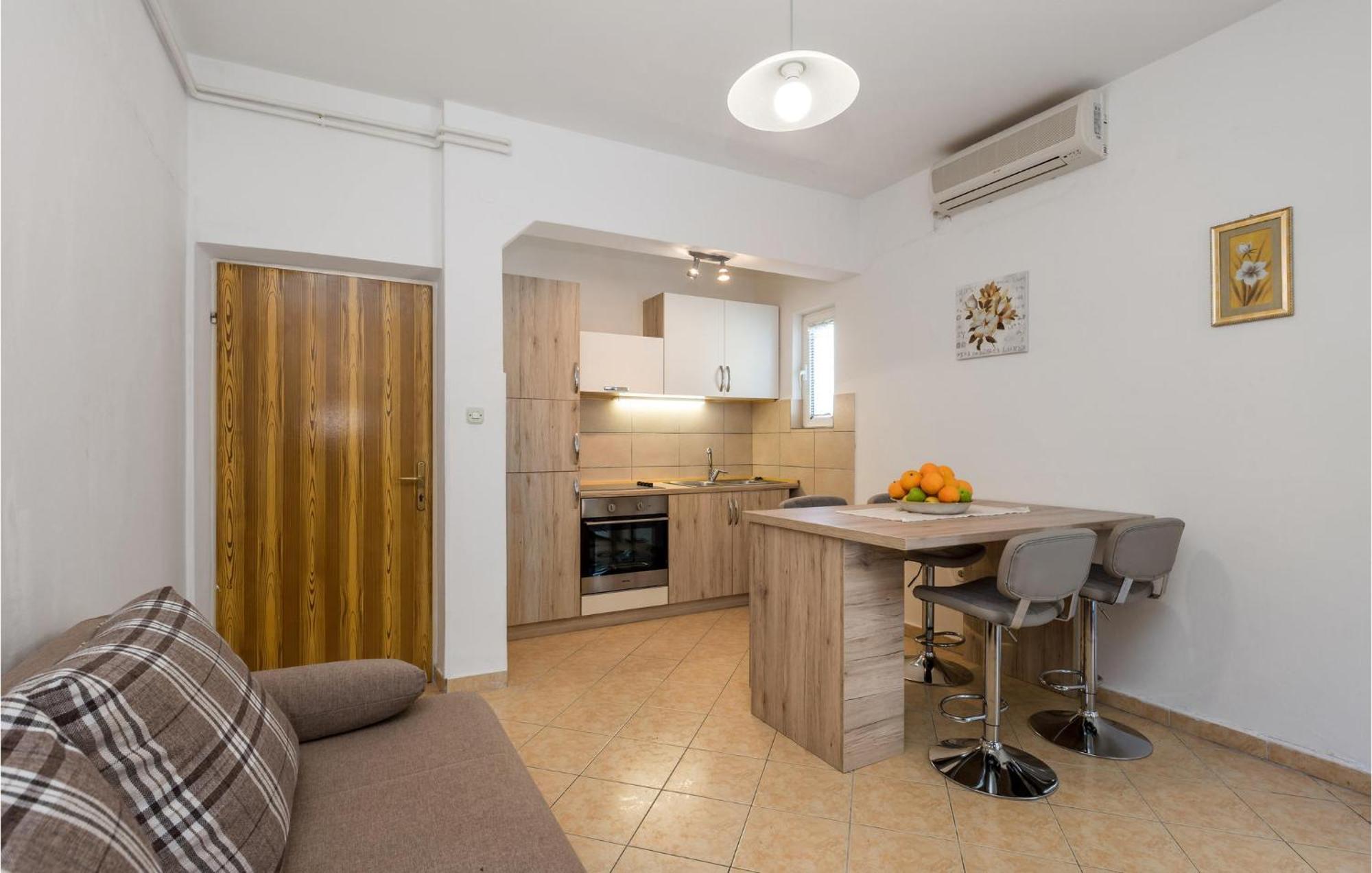 1 Bedroom Amazing Apartment In Kampor Extérieur photo