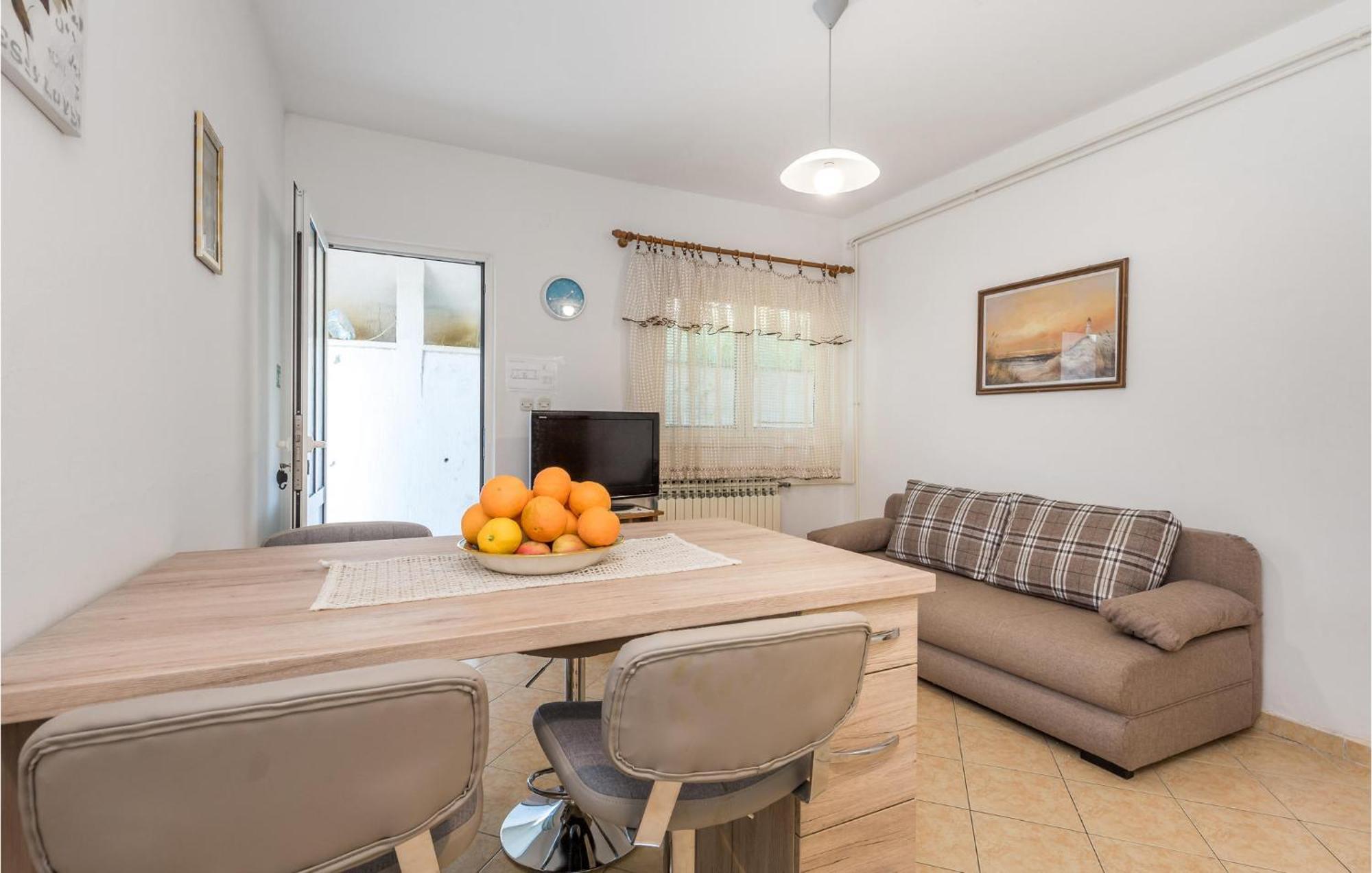 1 Bedroom Amazing Apartment In Kampor Extérieur photo