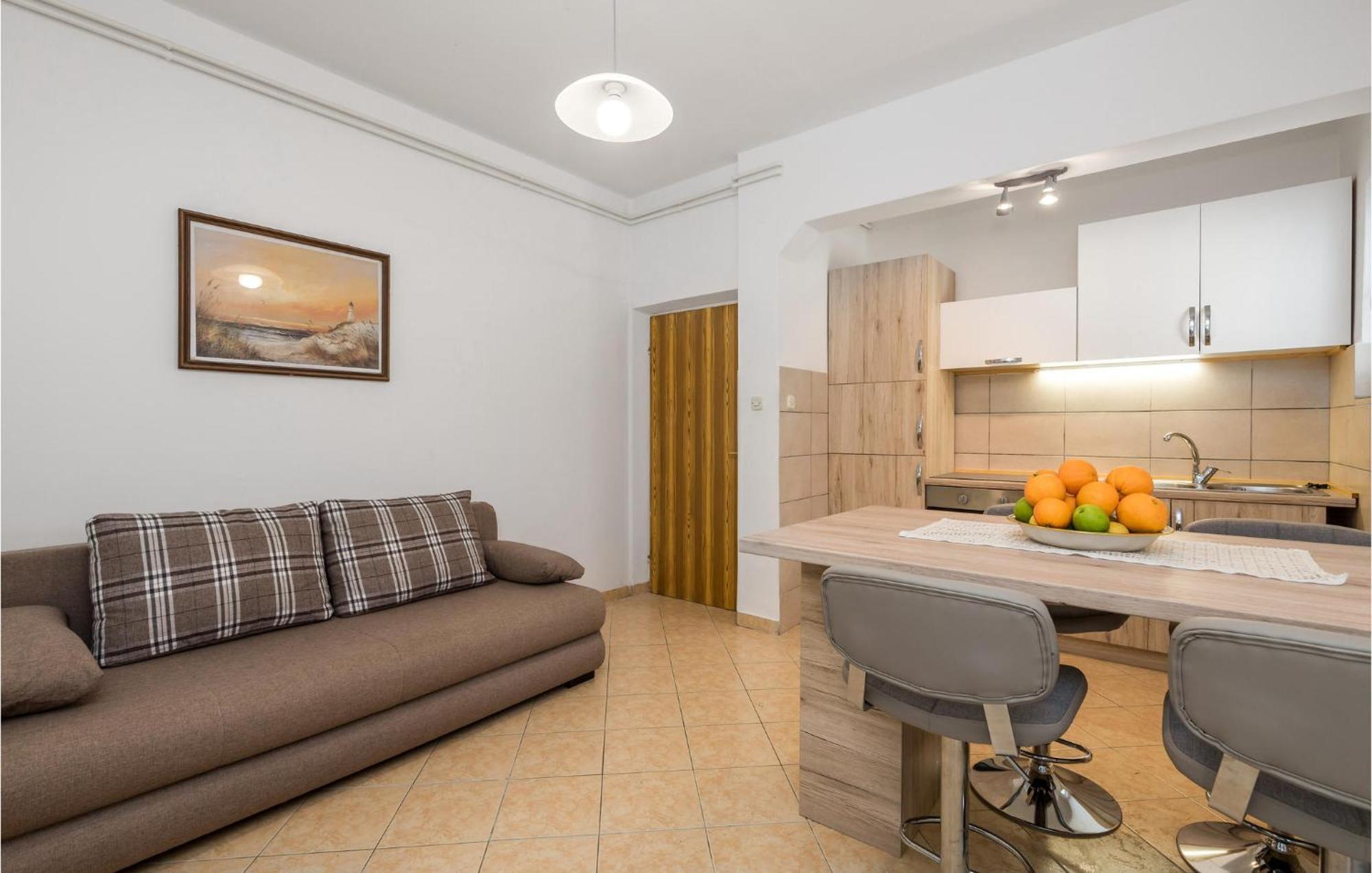 1 Bedroom Amazing Apartment In Kampor Extérieur photo