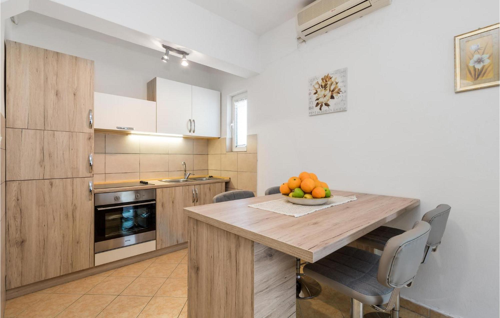 1 Bedroom Amazing Apartment In Kampor Extérieur photo