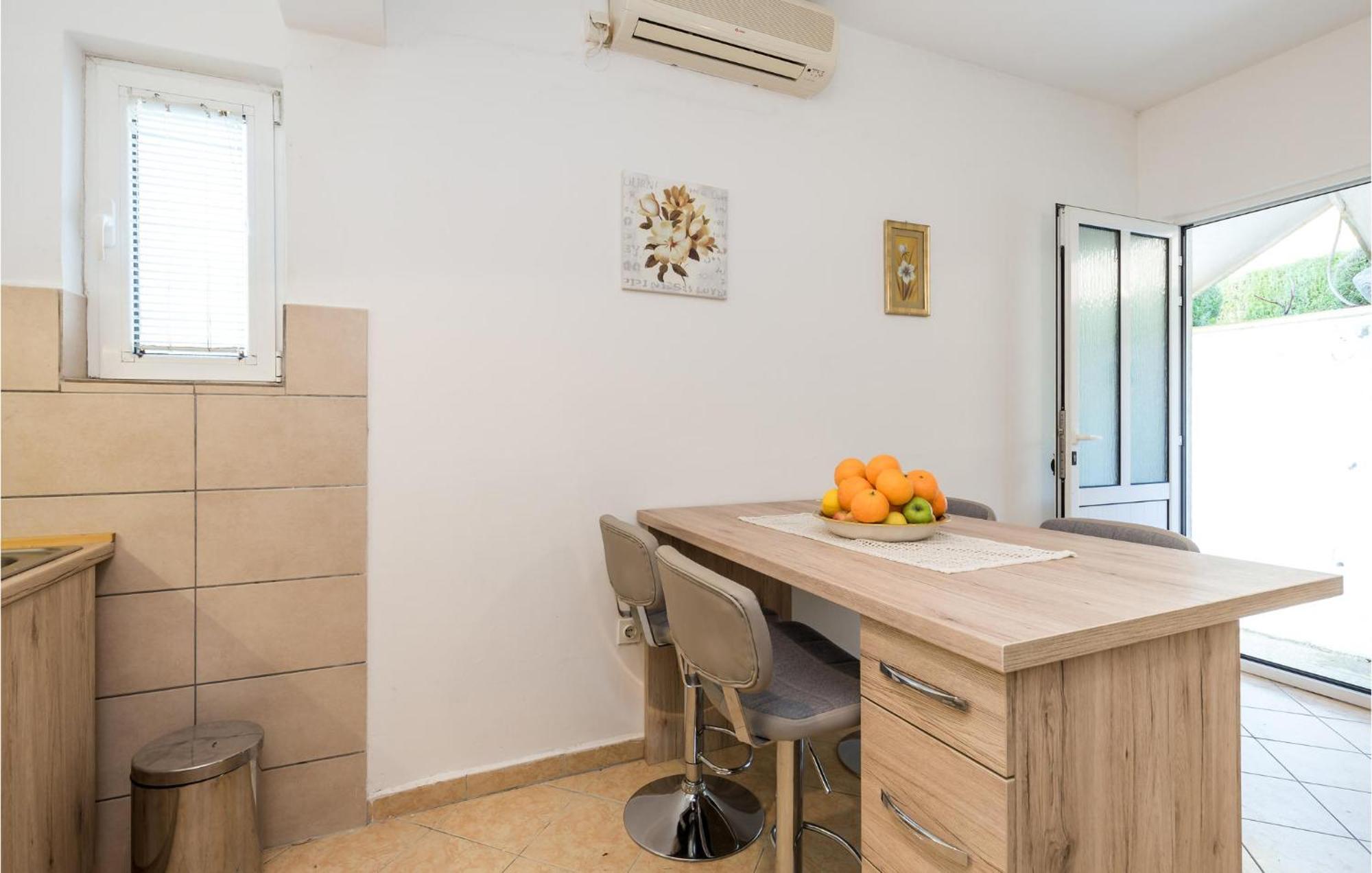 1 Bedroom Amazing Apartment In Kampor Extérieur photo