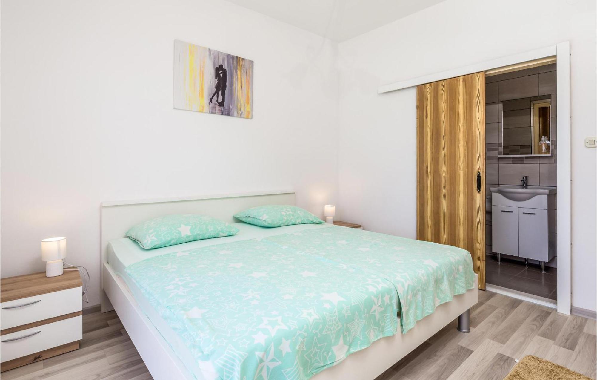 1 Bedroom Amazing Apartment In Kampor Extérieur photo