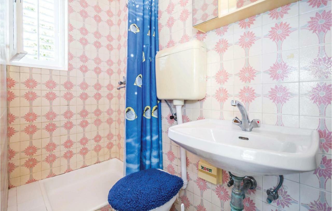 1 Bedroom Amazing Apartment In Kampor Extérieur photo
